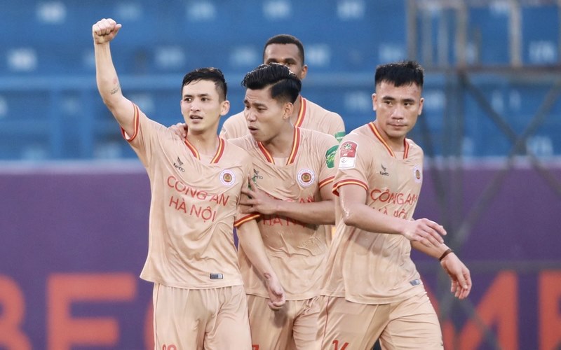 Áo đấu Công An Hà Nội thường thiết kế đơn giản nhưng hiện đại và chuyên nghiệp